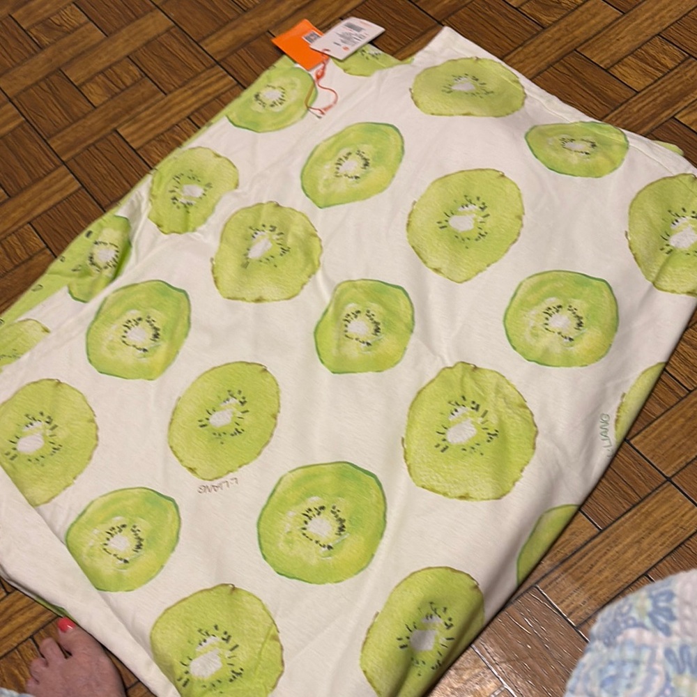 Soft double-sided. Throw Kiwi design sz 49 by 58